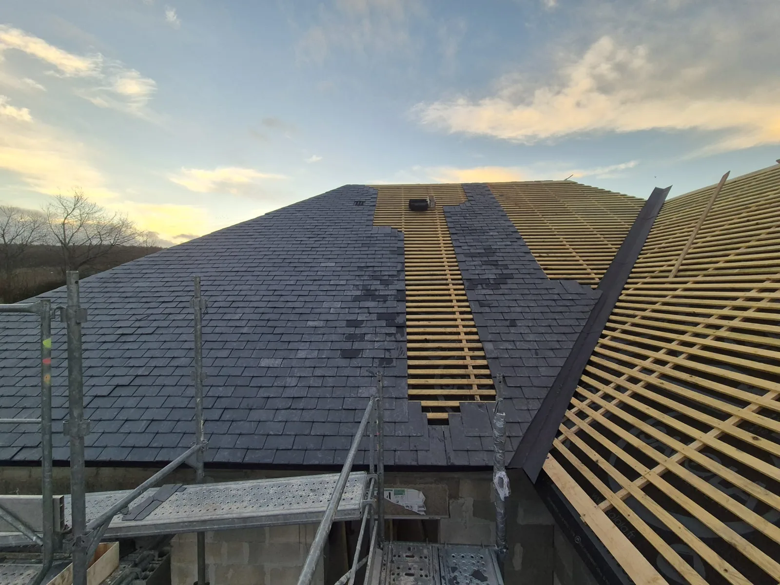 Chantier de pose d'ardoise sur liteaunage neuf par Duclos Couverture dans l'Oise